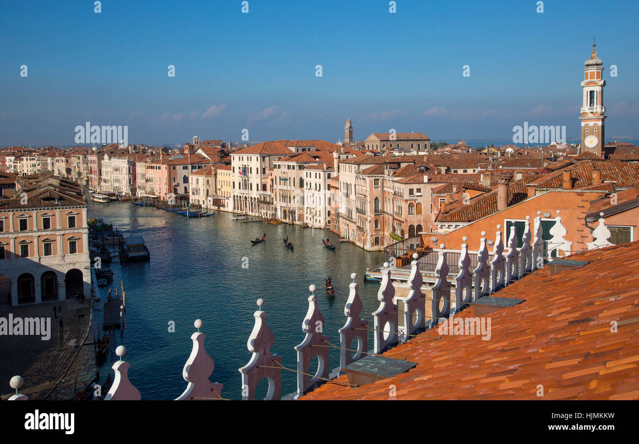 Blick von der Dachterrasse des Canal Grande von Fondaco dei Tedeschi (b. 1228) - jetzt ein Kaufhaus nr Rialto Bridge, Venedig, Italien Stockfoto