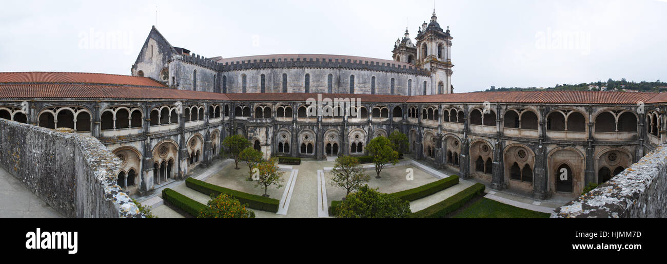 Portugal: Orangenbäumen und Blick auf das Kloster des Schweigens des mittelalterlichen römisch-katholischen Klosters Alcobaca, gegründet im Jahre 1153 Stockfoto