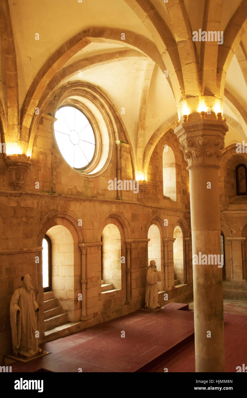 Kloster von Alcobaca: der Kapitelsaal, das Zimmer mit barocken Statuen, wo die Mönche versammelt, um die täglichen Angelegenheiten zu besprechen, Stockfoto