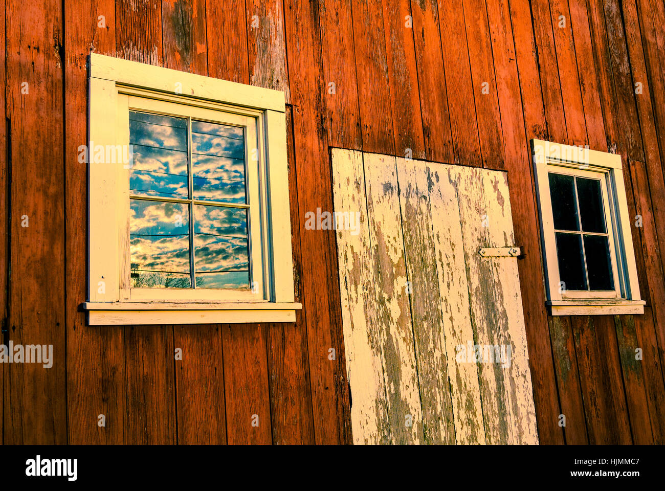 Nahaufnahme von roten Scheune Tür und Fenster in der Nähe von Sheridan, Indiana, USA. Stockfoto