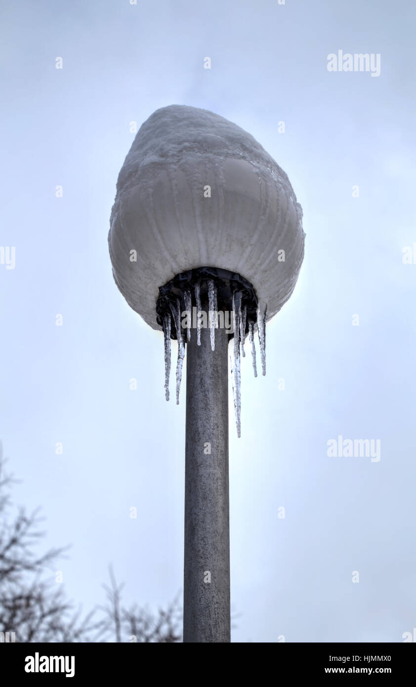 Straßenleuchte mit Eiszapfen im kalten Winter Tag Closeup eingefroren Stockfoto