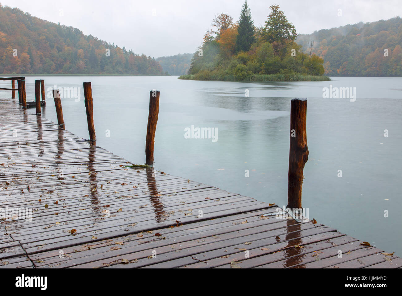 Autum Wald See Kozjak in Nationalpark Plitvice in Kroatien Stockfoto