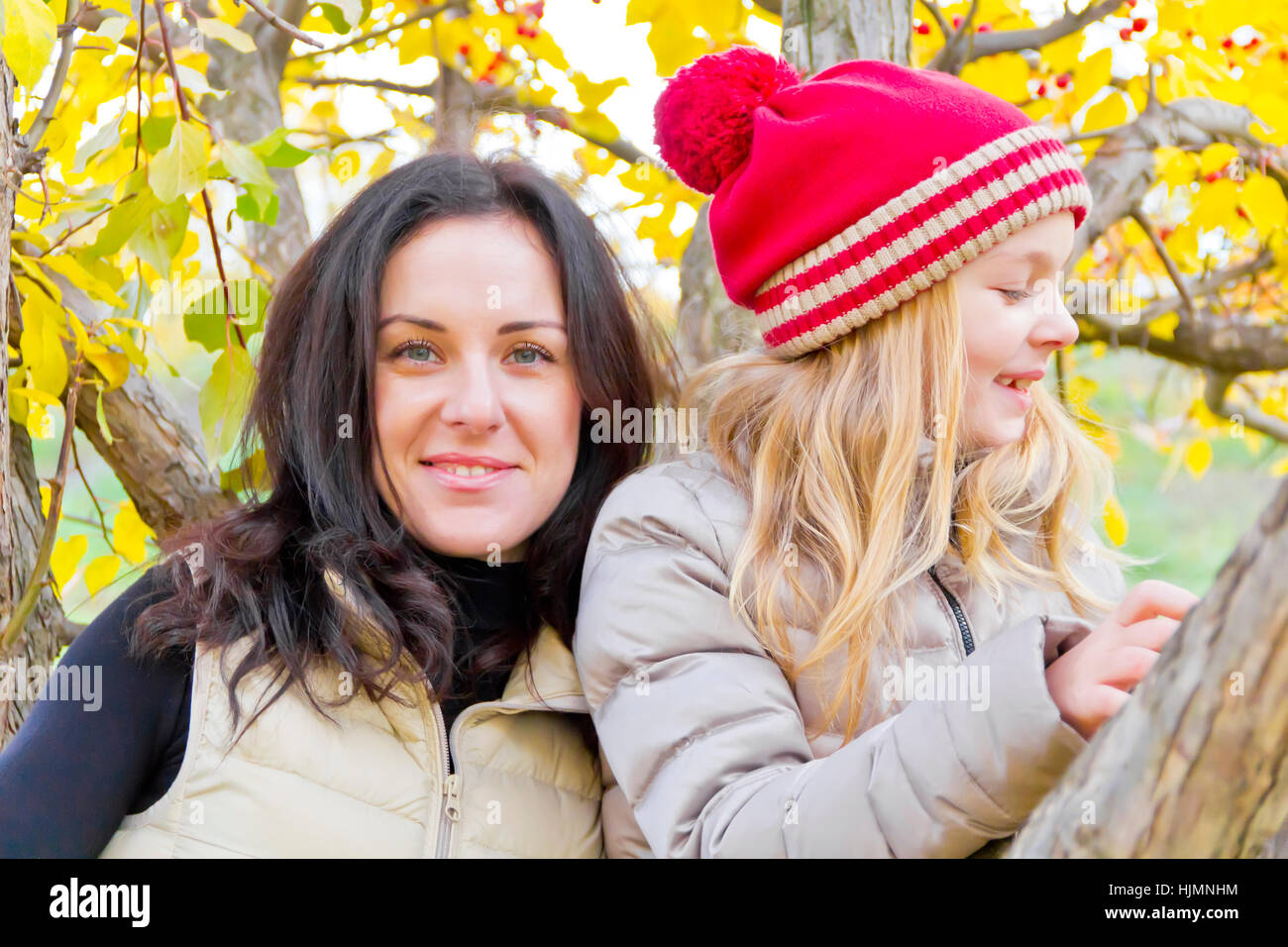 Porträt der glückliche Mutter und Tochter im Herbst Stockfoto