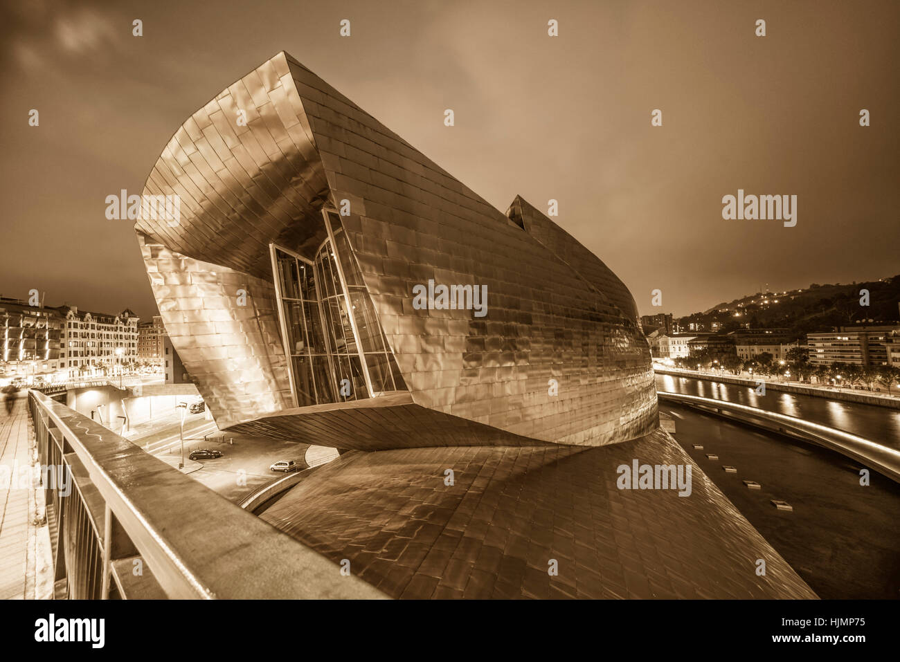 Panoramablick vom La Salve Brücke, Guggenheim Museum, Bilbao, Fluss Nervion Museum für moderne und zeitgenössische Kunst, Architekt Frank Gehry, Bilba Stockfoto