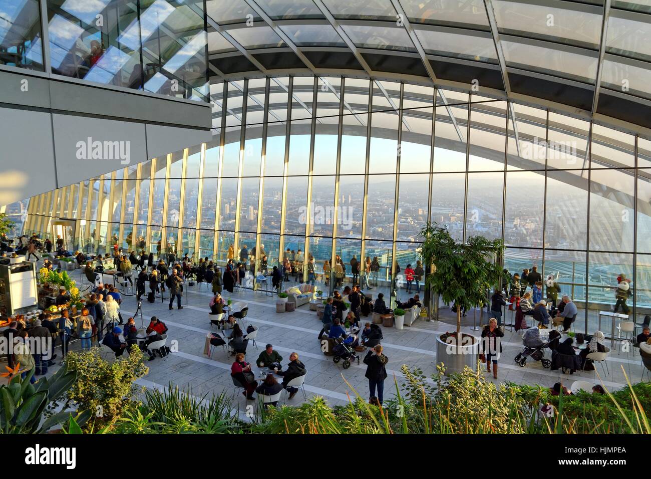 Innere Des The Sky Garden Walkie Talkie Gebaude London Uk Stockfotografie Alamy