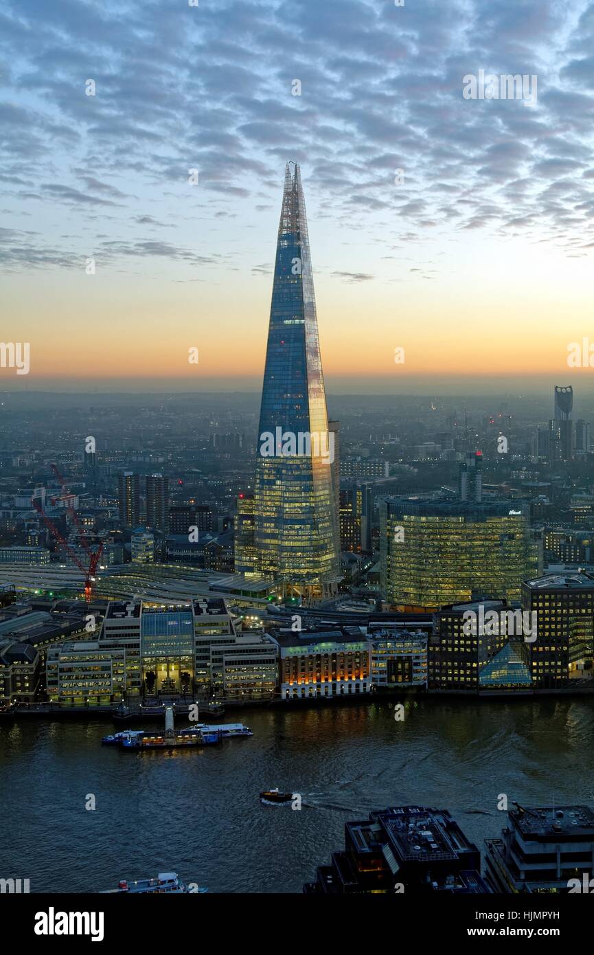 Hohen Aussichtspunkt von The Shard in der Abenddämmerung, London UK Stockfoto