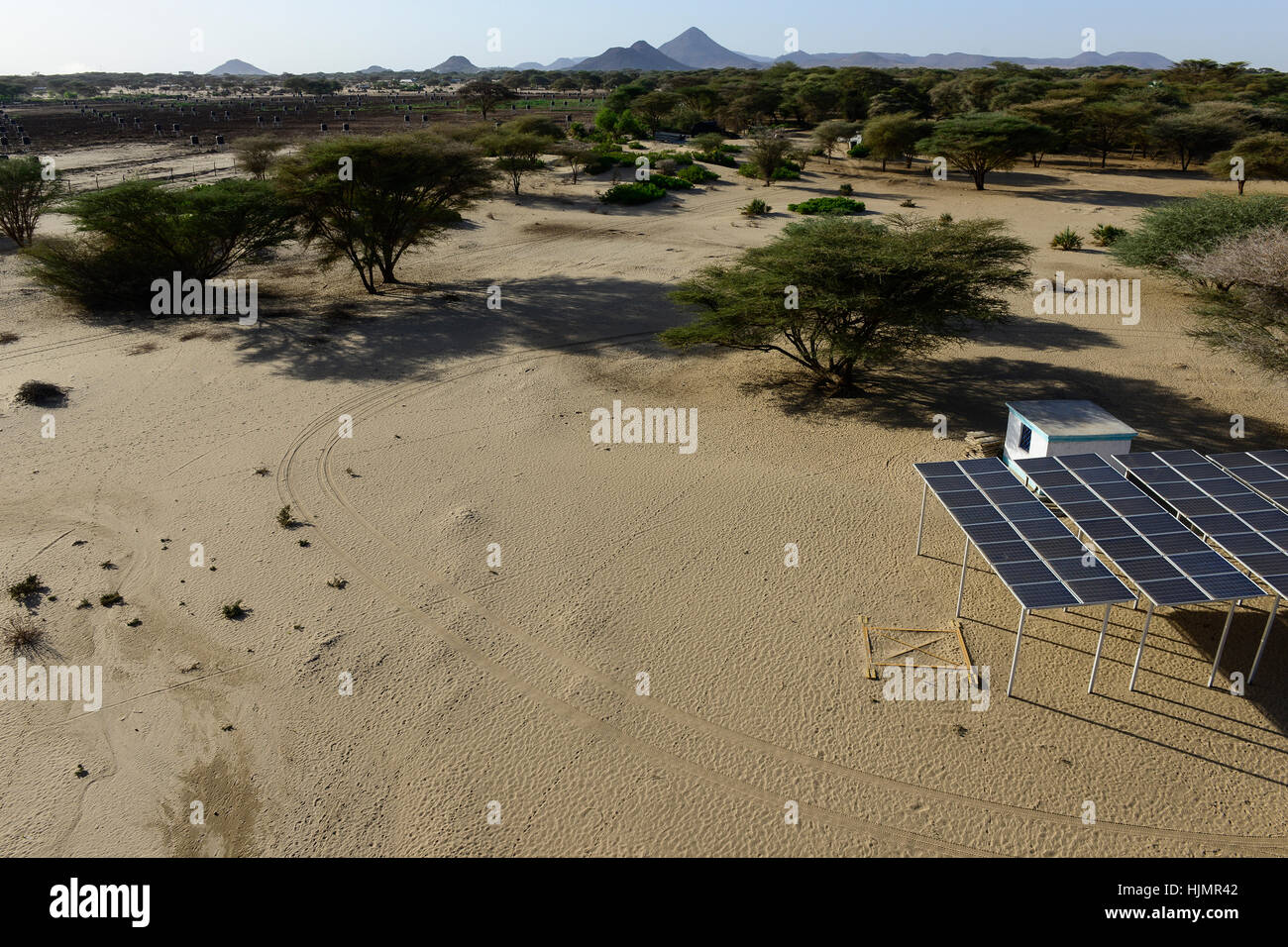 Kenia, Lodwar, 65 Accres NAPUU Tropfenfänger Bewässerung Regelung durch die Bezirksregierung, das Wasser durch eine solar betriebene Pumpe zu einem großen Behälter von wo das Wasser durch die Schwerkraft, die kleine Tanks für die Tröpfchenbewässerung von Gemüsefeldern fließt gepumpt / KENIA Turkana, Lodwar, 30 ha große Farm Mit Troepfchenbewaesserung, Das Wasser Wird Mit Hilfe Einer solar Betriebenen Pumpe aus Einem Brunnen Gefoerdert Und in Gtossen Tanks Zwischen Gespeichert , Durch Gravitation Werden Die Kleinen Tanks in Den Gemuesefeldern Fuer Die Troepfchenbewaessrung Gefuellt Stockfoto