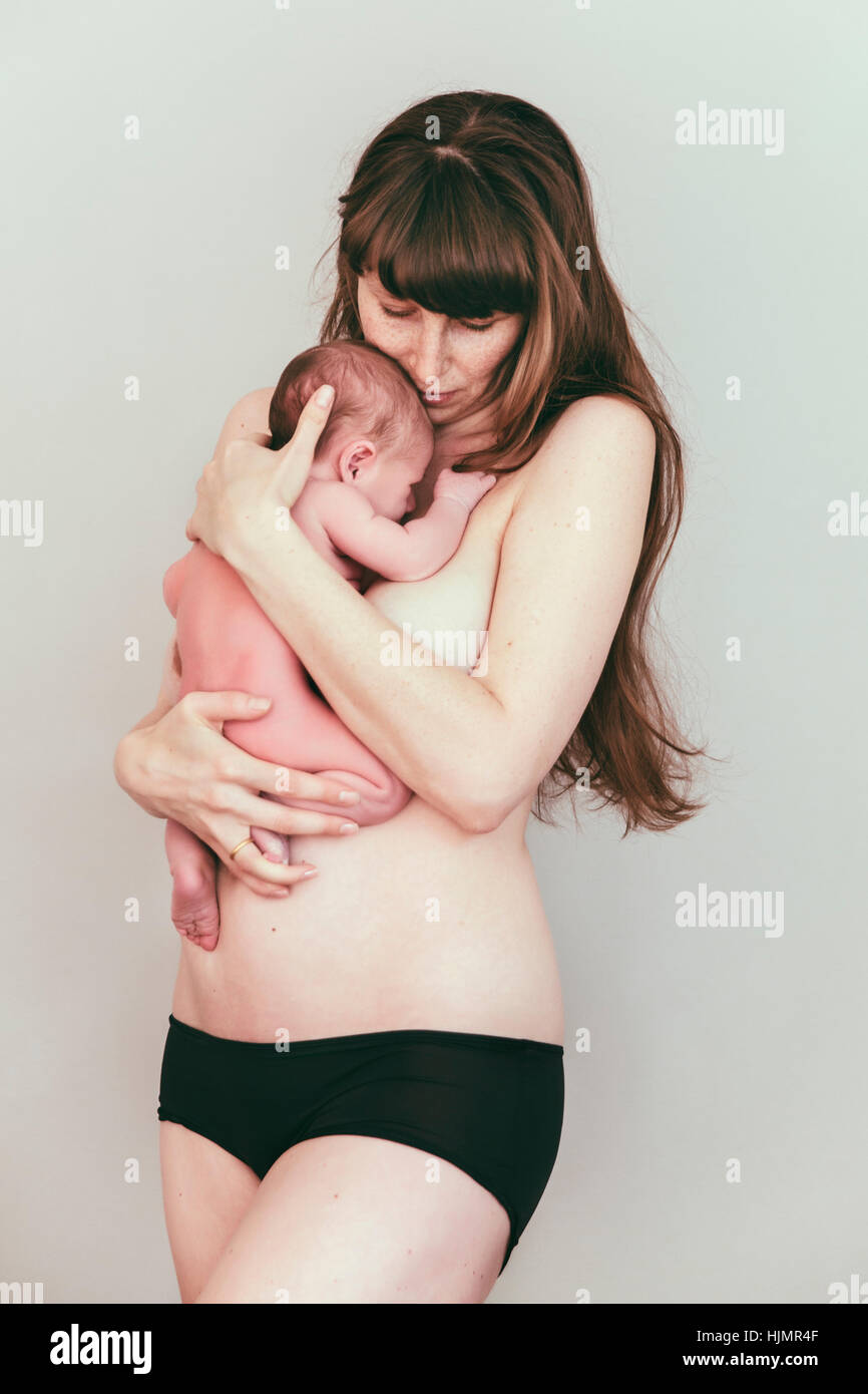 Halb nackt Mutter mit ihrem Neugeborenen baby Stockfoto