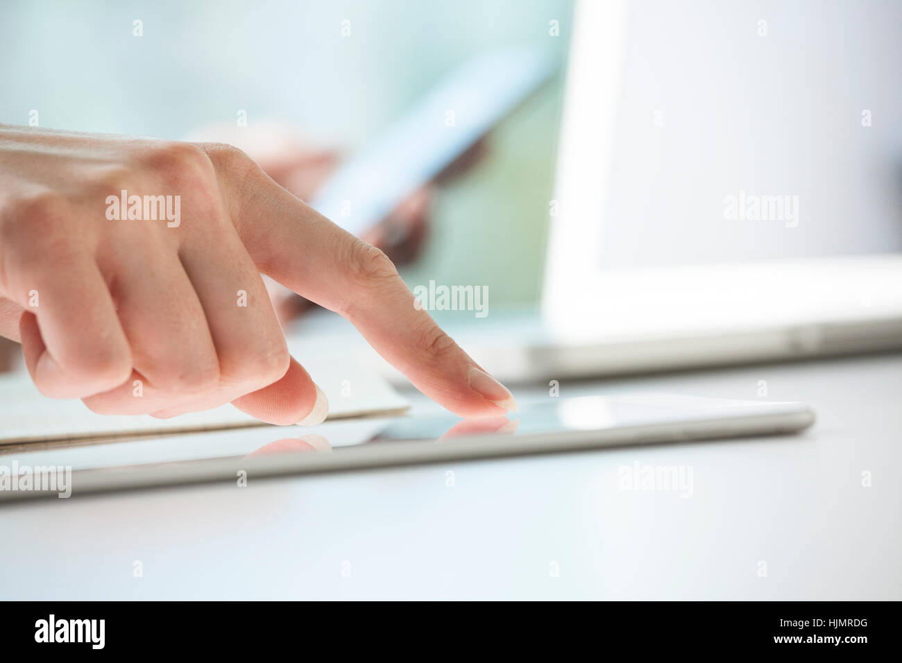 Nahaufnahme von Frauenhand mit digital-Tablette Stockfoto