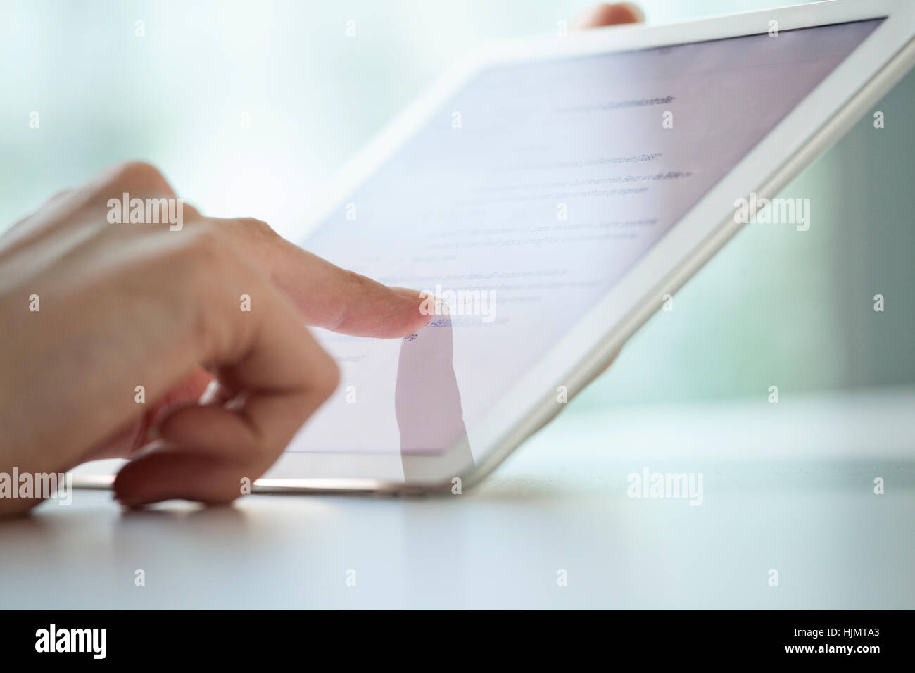 Nahaufnahme von Frauenhand mit digital-Tablette Stockfoto