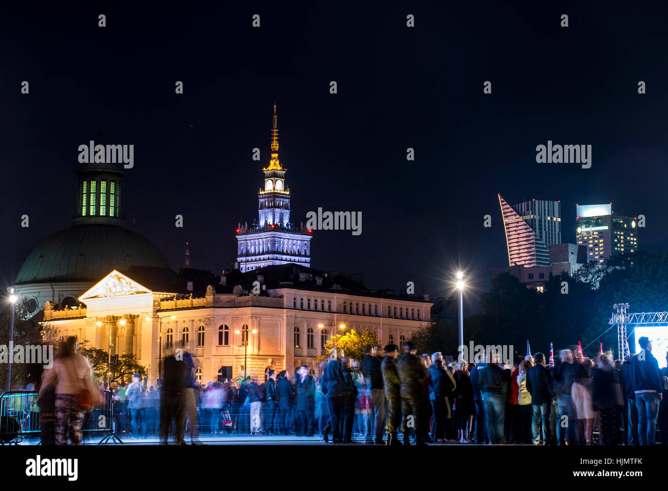 Polen - Warschau - 09.05.2015 - Nationalfeiertag Pilsudski-Platz-Party gewinnen Deutschland Kultur Palast Turm Menschen ere feiern Stockfoto