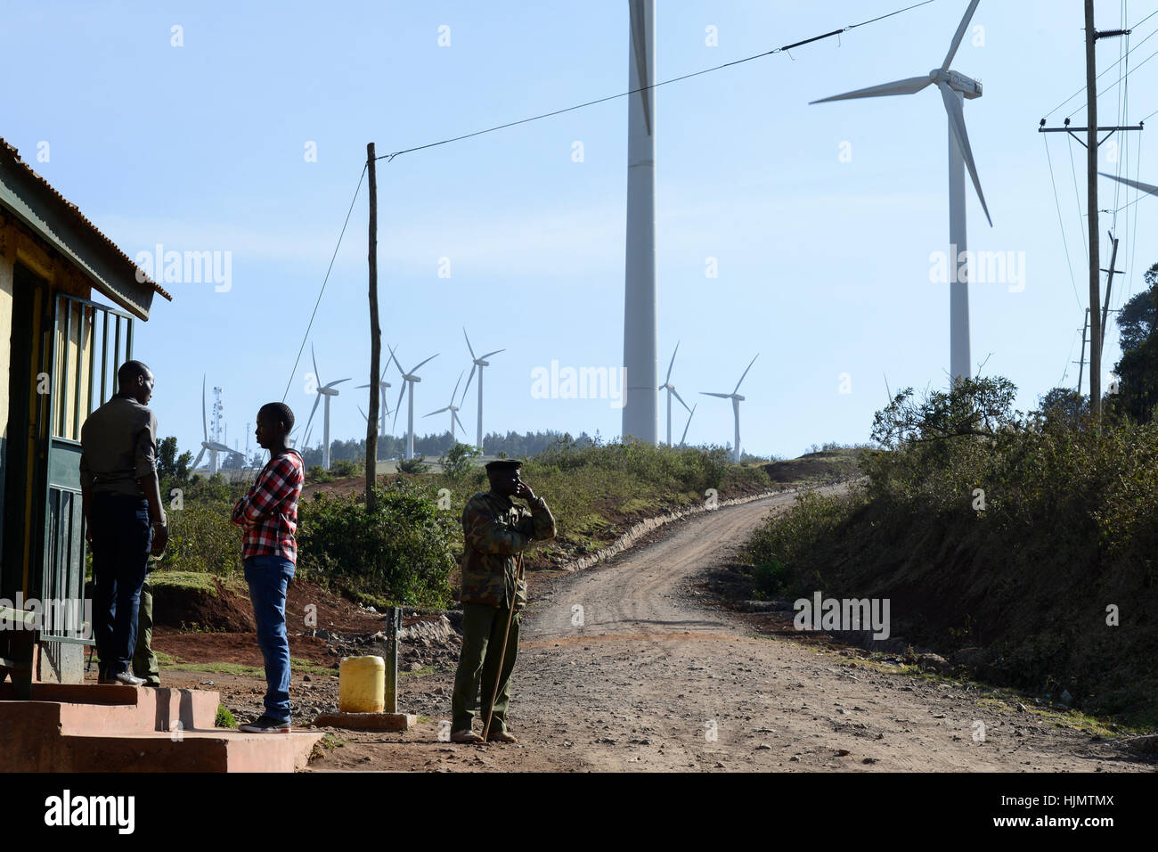 Ngong Hills, Kenia, Nairobi, 25,5 MW Wind Power Station mit Vestas und Gamesa Windenergieanlagen, im Besitz und betrieben von KENGEN Kenia Strom Generating Company, am Eingangstor bewachen / KENIA, Ngong Hills Windpark, Betreiber KenGen Kenia Strom Generating Company Mit Vestas Und Gamesa Windkraftanlagen Stockfoto