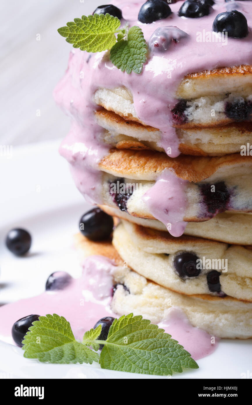 leckeres Frühstück mit Heidelbeer Pfannkuchen mit Beeren Creme vertikale Makro Stockfoto