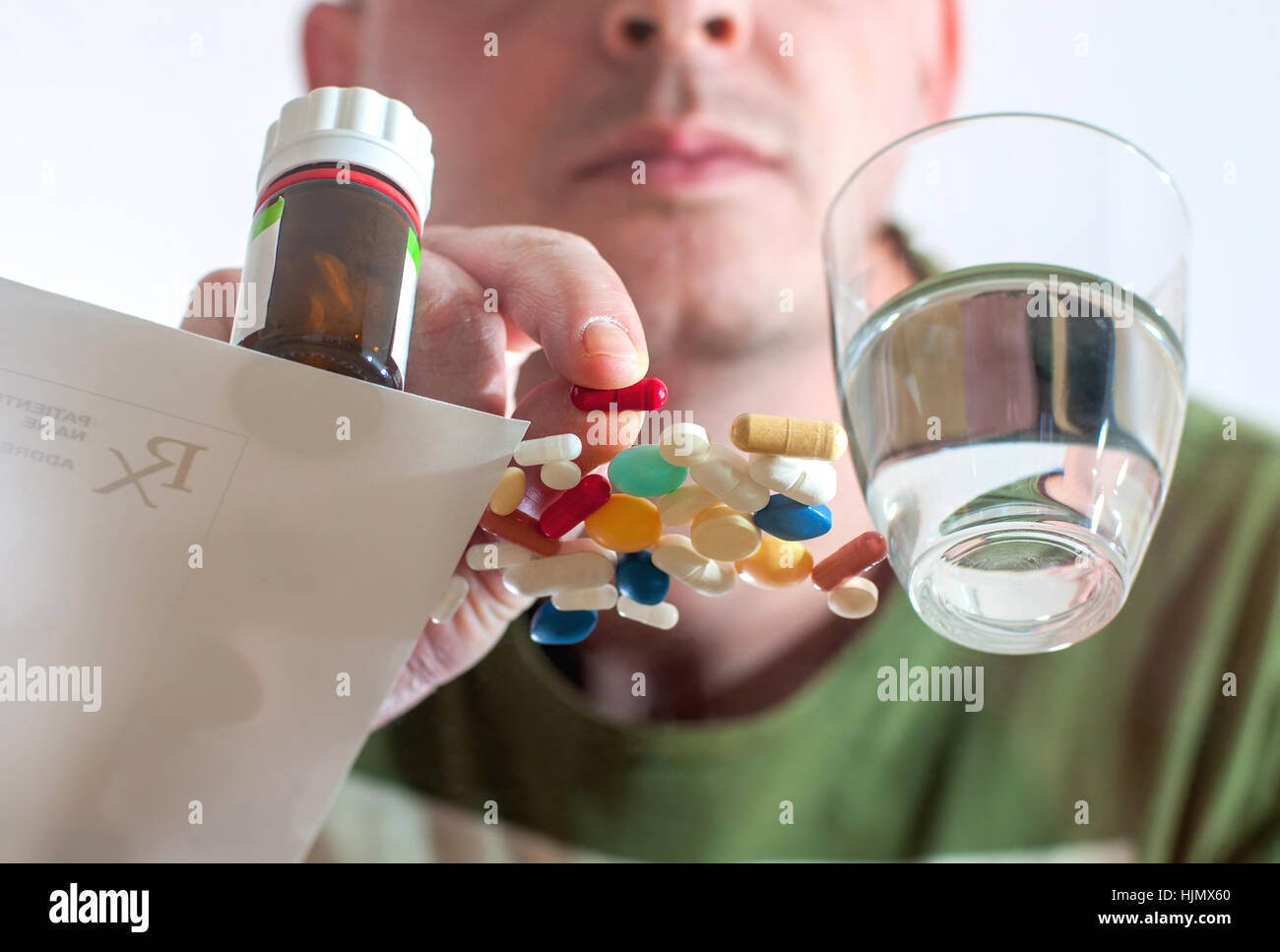 Kranke Person, die ein Rezept Pillen und Glas Wasser Stockfoto