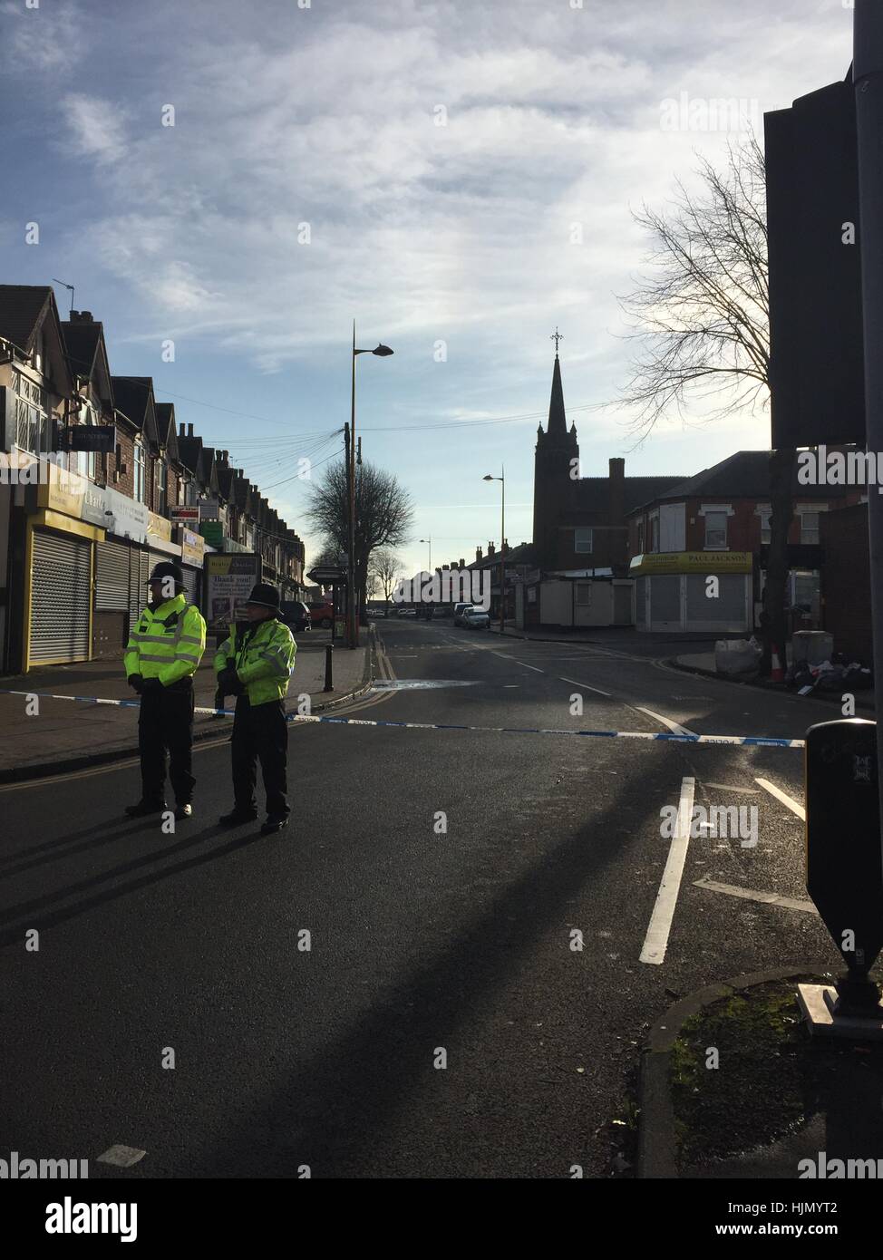 Ein Polizei-Kordon am Tatort in Rookery Road, Handsworth, Birmingham, wo ein Mann tödlich spät am Montagabend auf dem Oberdeck eines Busses erstochen wurde. Stockfoto