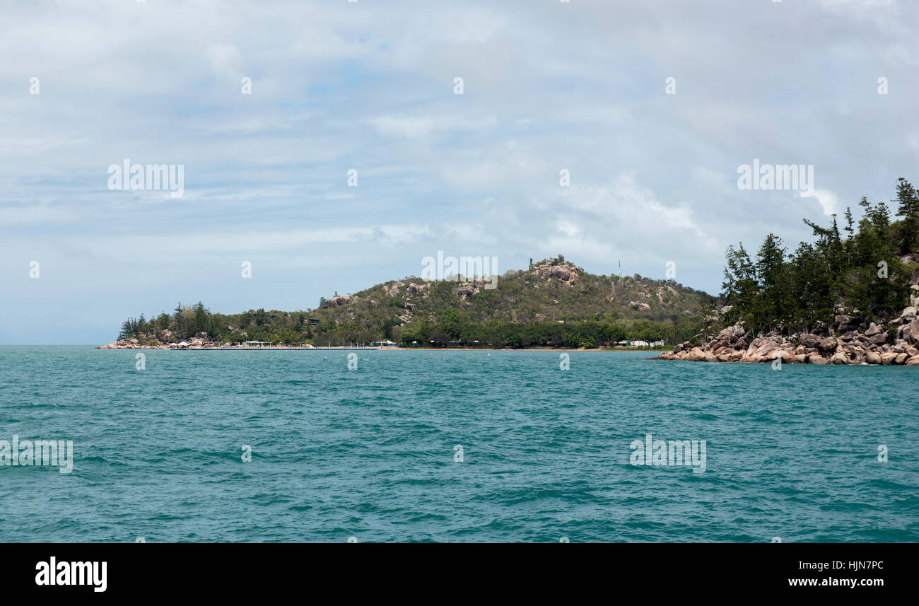 Rückblick auf Magnetic Island von der Fähre nach Townsville, Queensland Australien Stockfoto