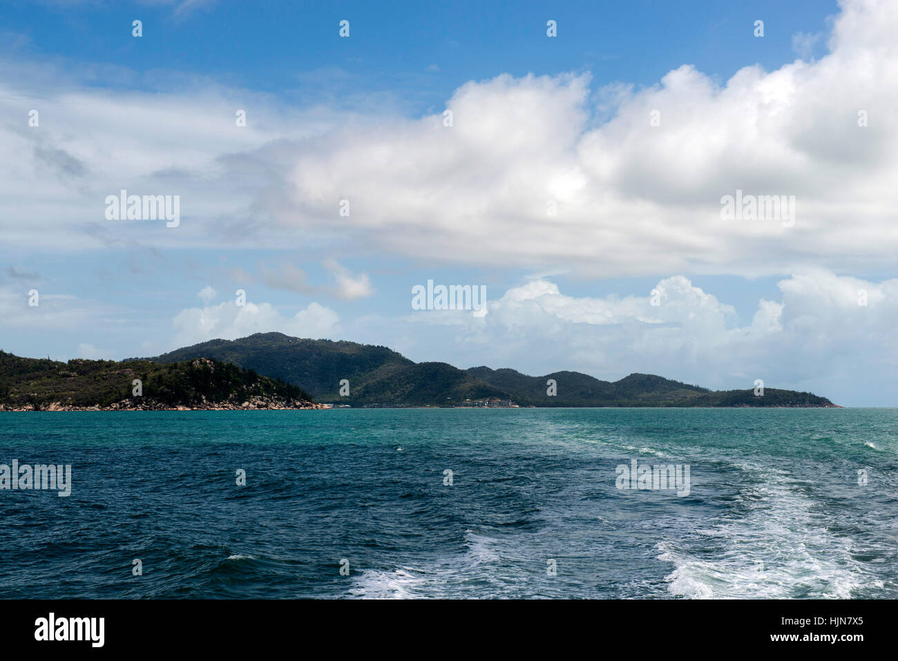 Rückblick auf Magnetic Island von der Fähre nach Townsville, Queensland Australien Stockfoto
