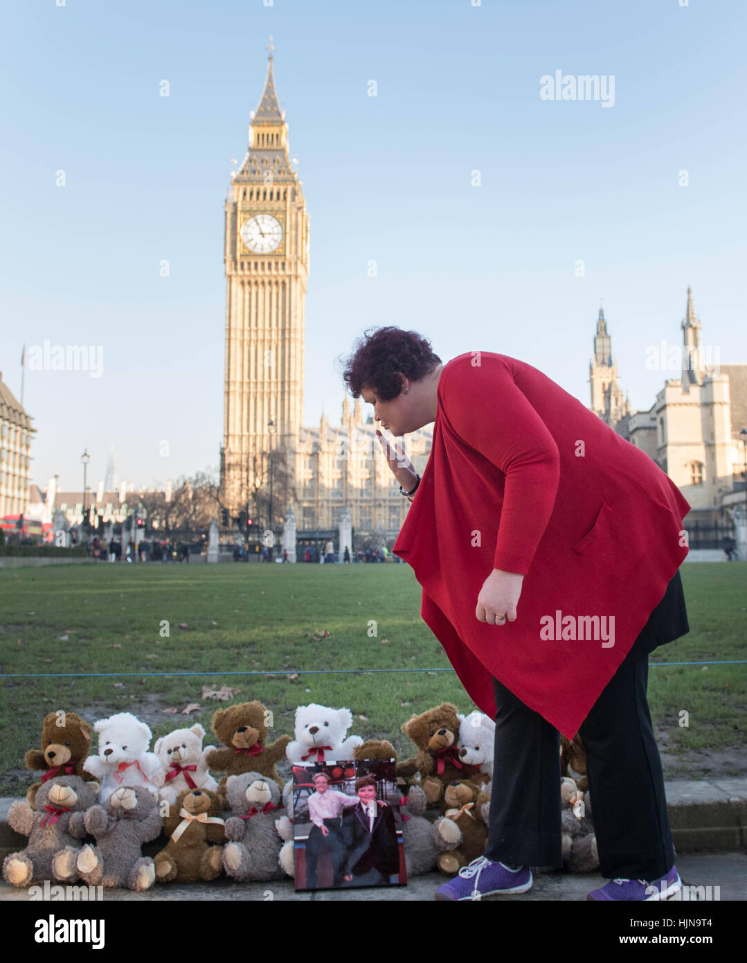 Claire Throssell, deren Kinder von ihrem gewalttätigen Ex-Mann im Jahr 2014 getötet wurden, übergibt Petition zur Downing Street in London fordern ein Ende der unsichere Kind Kontakt mit gefährlichen Tätern häuslicher Gewalt. Stockfoto