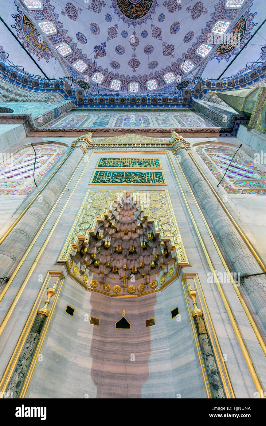 Mihrab (blau) Sultanahmet Moschee in Fatih, Istanbul, Türkei. Stockfoto