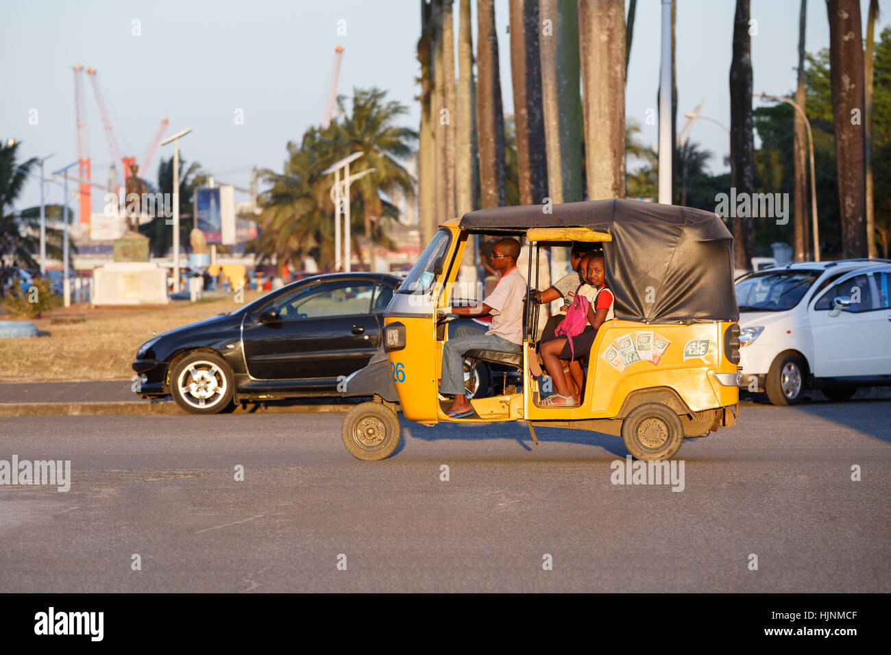 TOAMASINA, Madagaskar - 17. Oktober 2016: Traditionelle Rikscha mit madagassischer Völker in Madagaskar zweitgrößte Stadt Toamasina. Gewöhnliche Leben auf der Straße Stockfoto