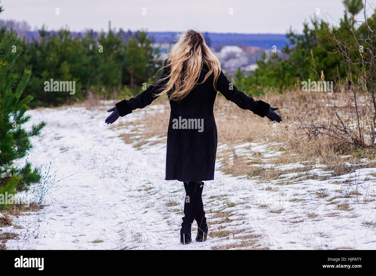 Sie hebt Hände im park Stockfoto