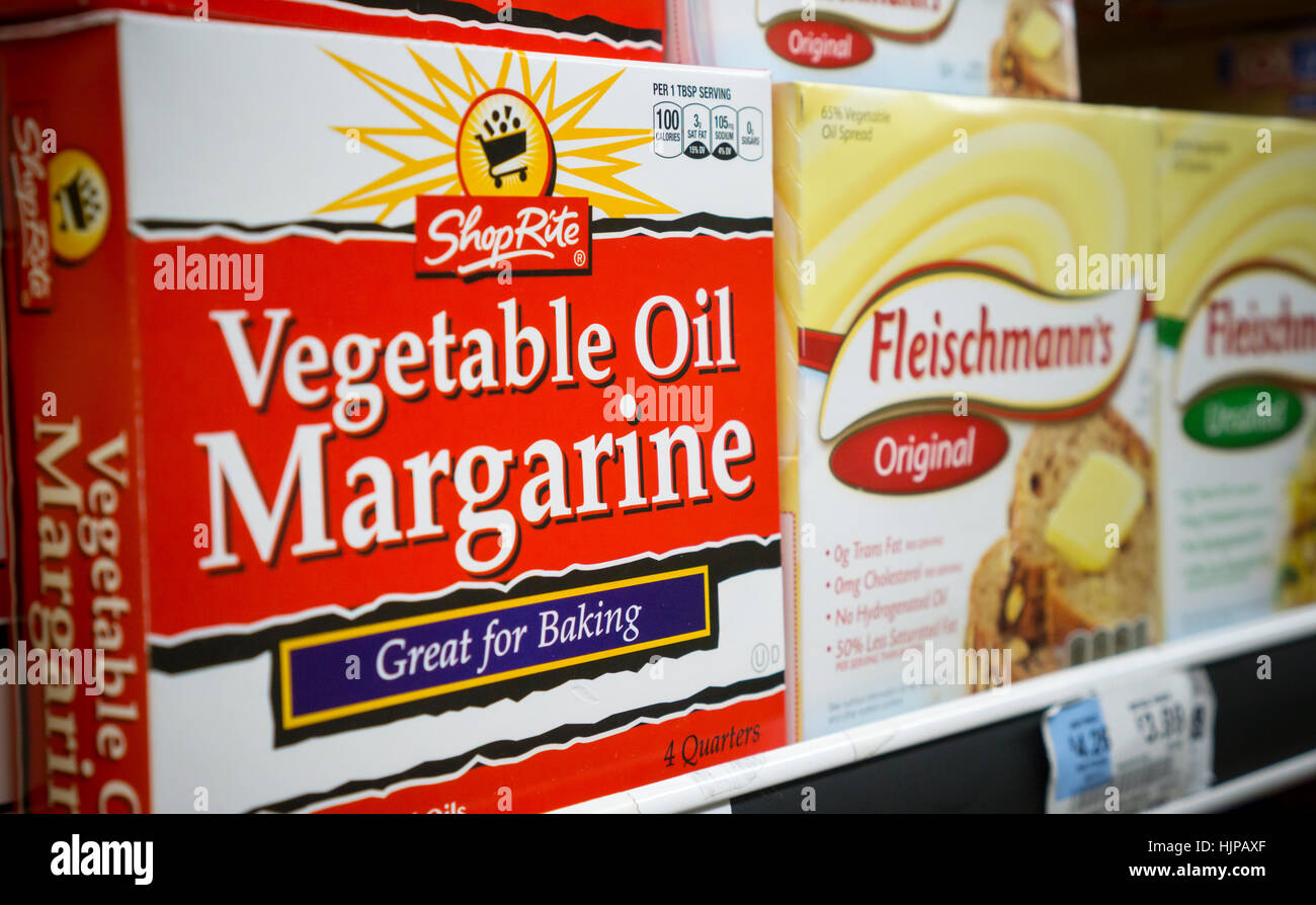 Pakete von Margarine in einem Supermarkt Kühler am Samstag, 21. Januar 2017 in New York. (© Richard B. Levine) Stockfoto