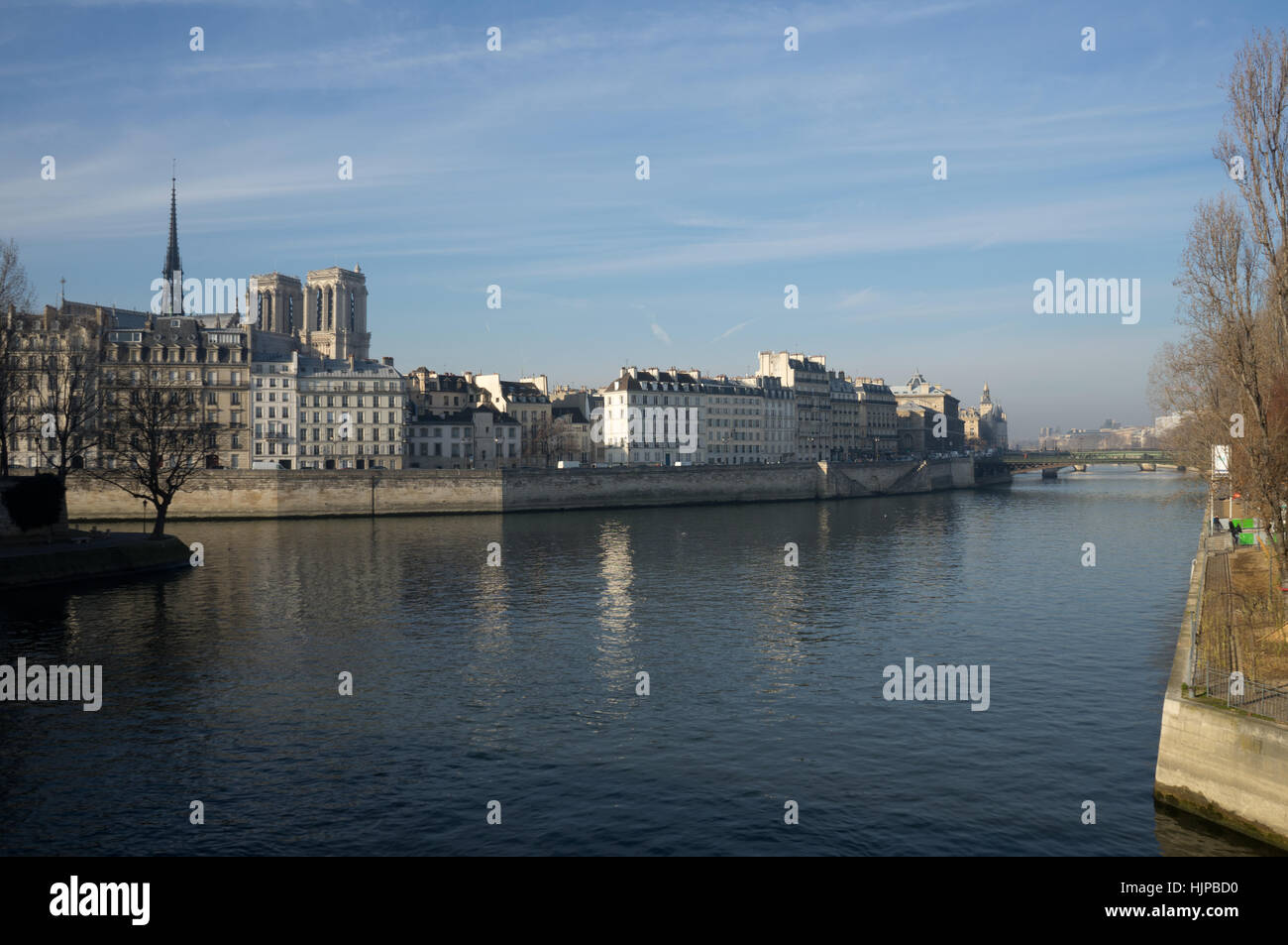 Fluss Seine, Paris, die Kathedrale Notre Dame vom Quai de l ' Hotel de Ville über die Brücke auf. Stockfoto