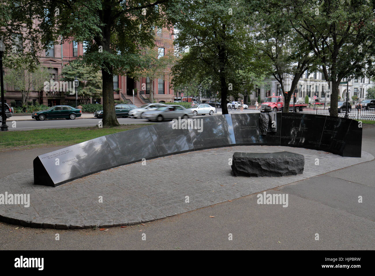 Das Vendome Feuer Denkmal für Feuerwehrleute von Ted Clausen und Peter White auf Commonwealth Avenue Mall, Boston, Massachusetts, USA. Stockfoto