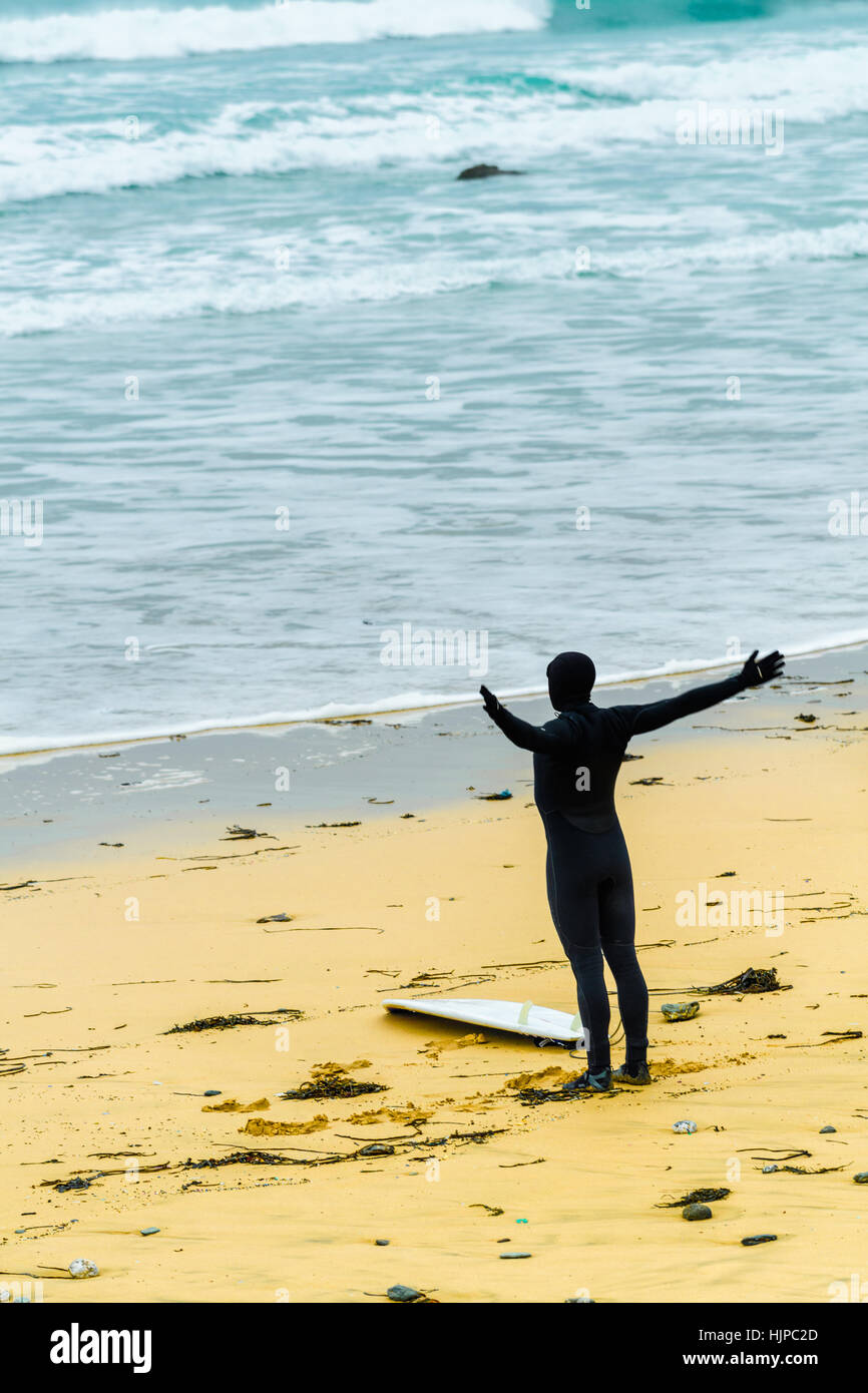 Surfen an Watergate Cornwall. Stockfoto