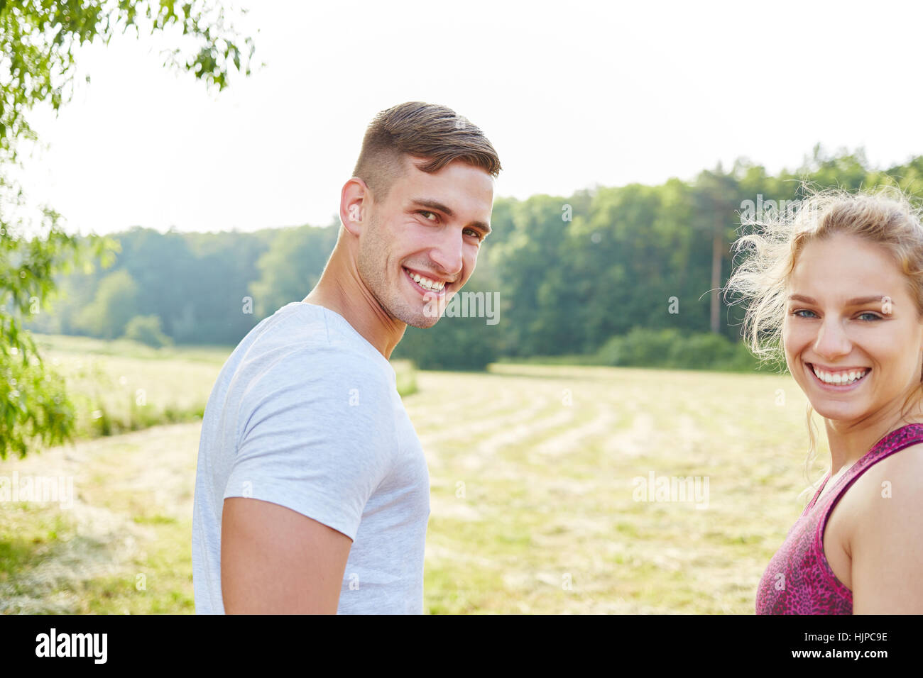 Sportler-Mann macht Sport mit Freude während des Trainings im Sommer Stockfoto