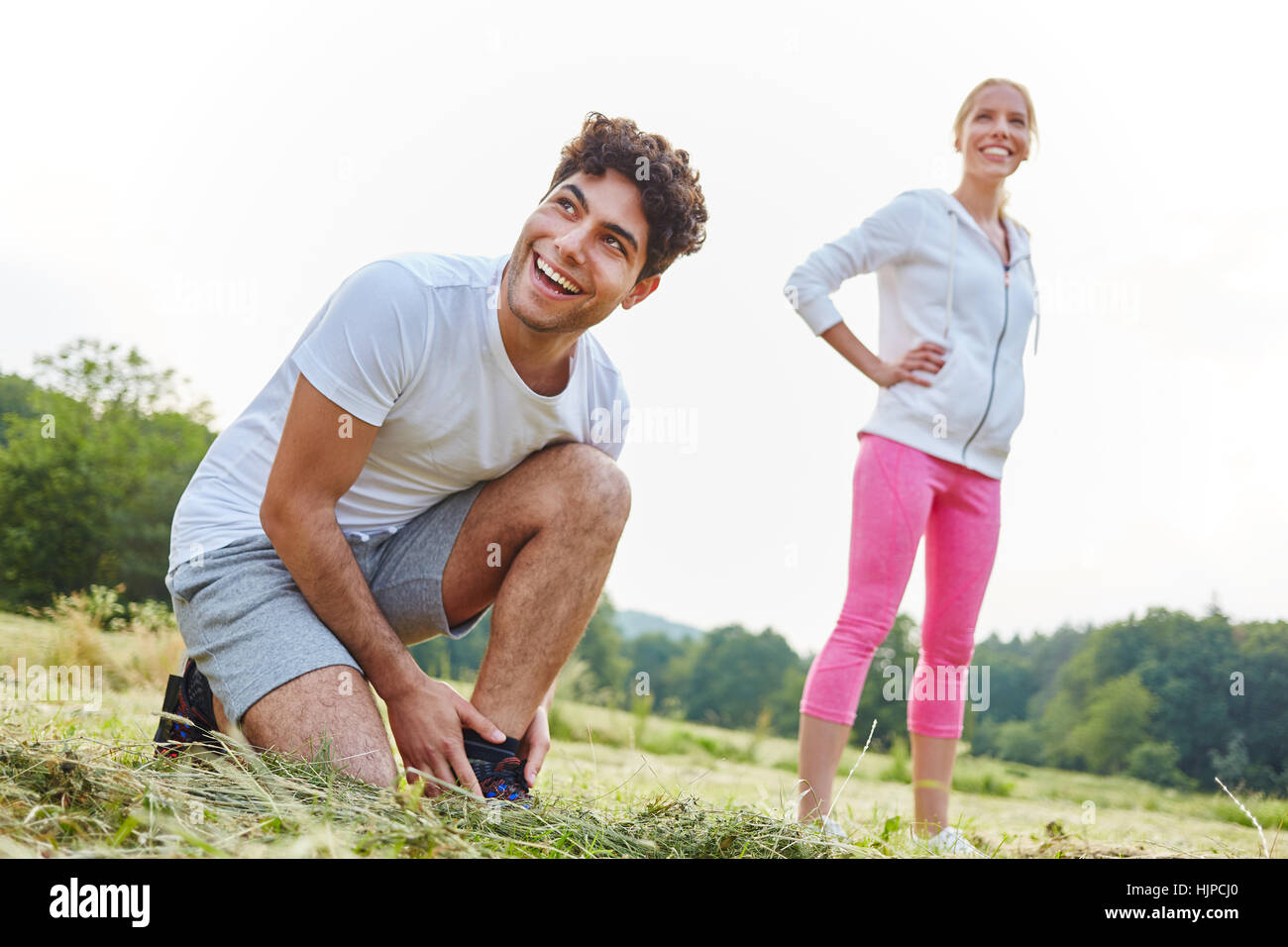 Mann und Frau vorbereiten zum Joggen in der Natur im Sommer Stockfoto