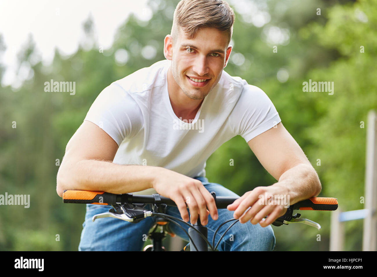 Teenager als Radfahrer mit Mountainbike, wir freuen uns auf die Radtour Stockfoto