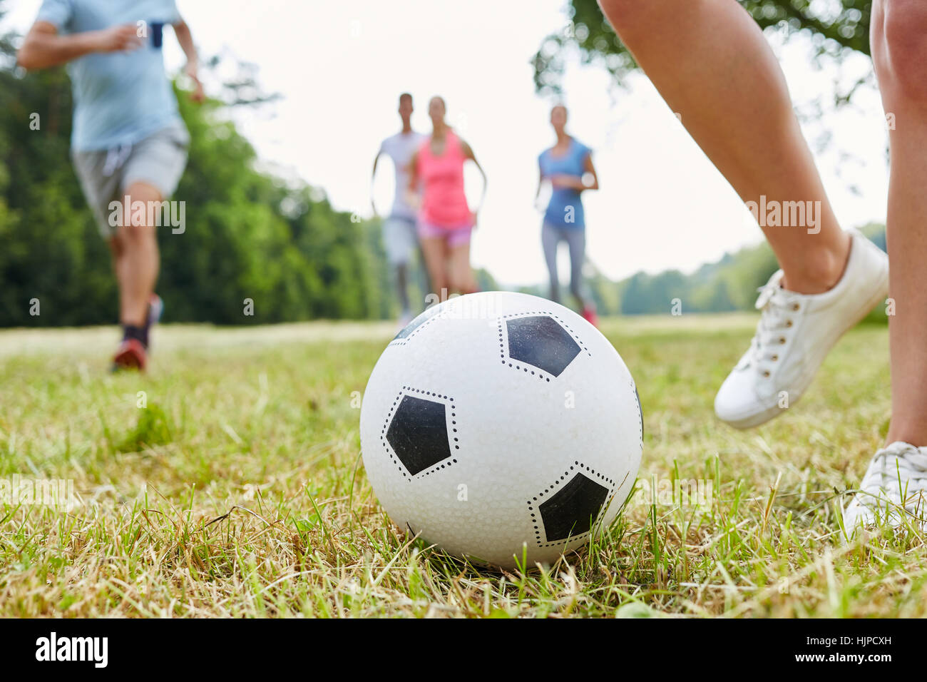 Fußball als Freizeit zwischen Freunden im park Stockfoto