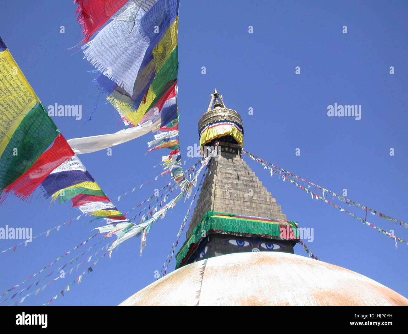 Bodnath Stupa mit Gebetsfahnen in Kathmandu, Nepal Stockfoto