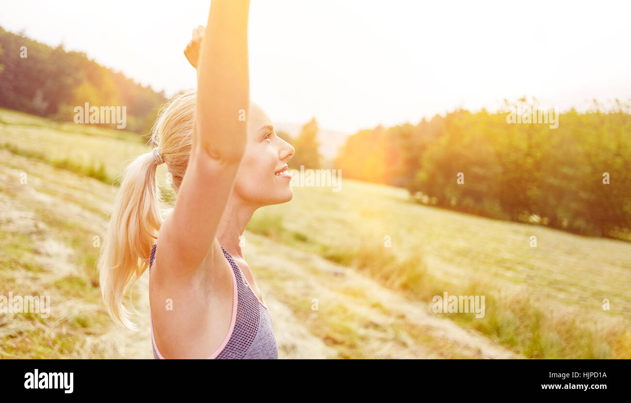 Frau macht Atmung Bewegung in der Natur Stockfoto