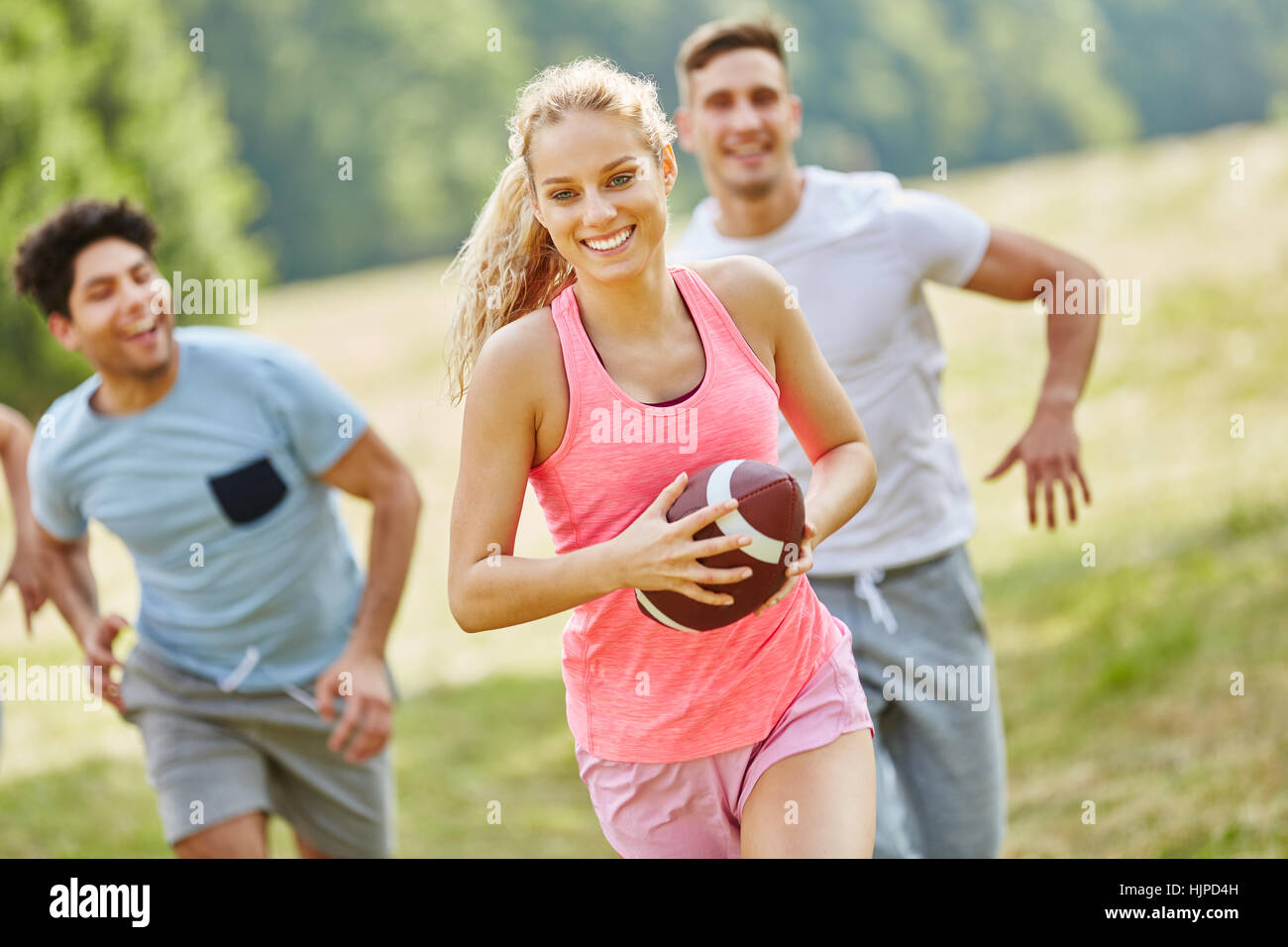 Frau spielt Rugby mit Freunden wie Training sport Stockfoto