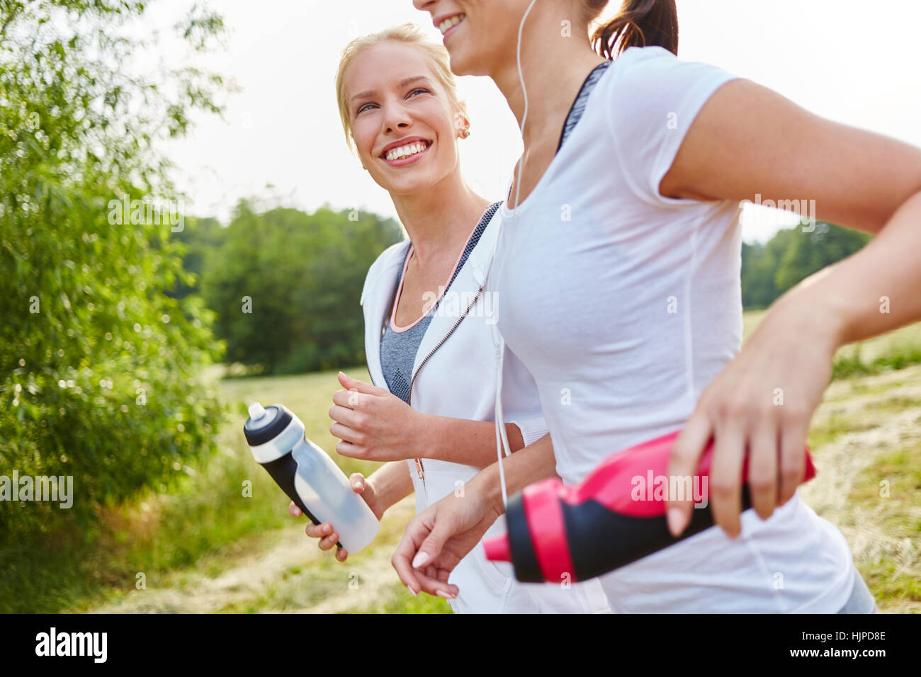 Zwei Frauen Joggen für ihre Gesundheit in die Natur Stockfoto