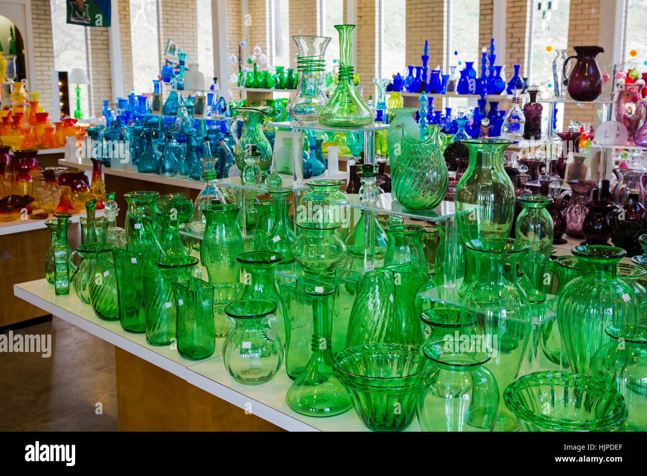 Milton, West Virginia - mundgeblasene Glaswaren zum Verkauf an das Besucherzentrum des Blenko Glass Company. Stockfoto