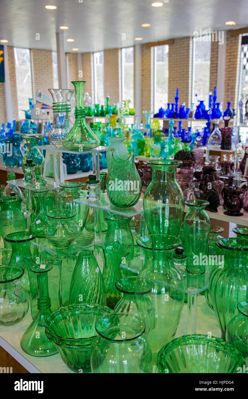 Milton, West Virginia - mundgeblasene Glaswaren zum Verkauf an das Besucherzentrum des Blenko Glass Company. Stockfoto