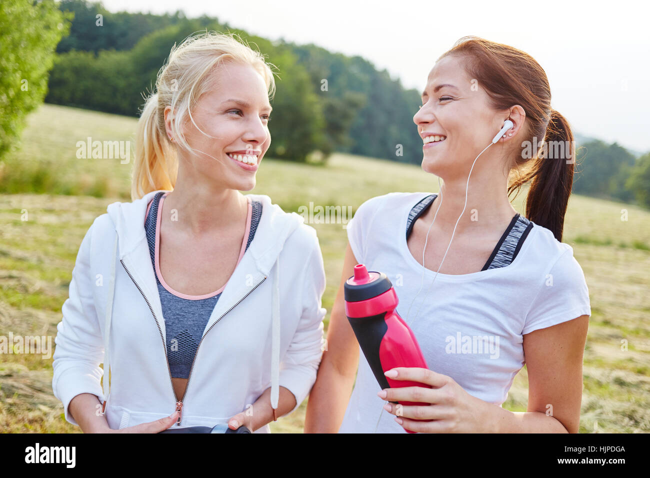 Freunde, Spaß und Sport gemeinsam machen und Trinkwasser Stockfoto