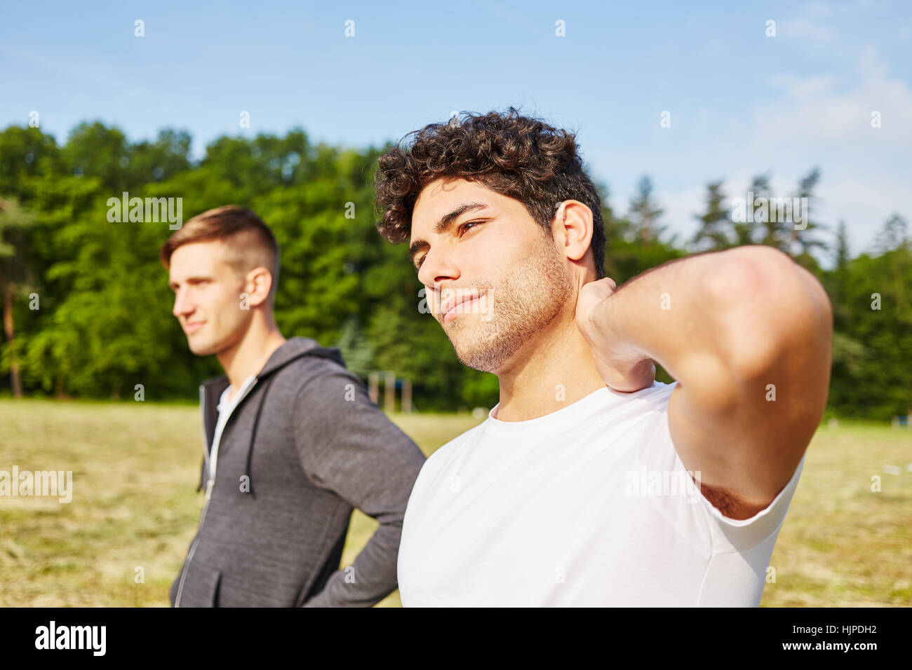Junge Männer entspannend nach dem Sport im Sommer Stockfoto