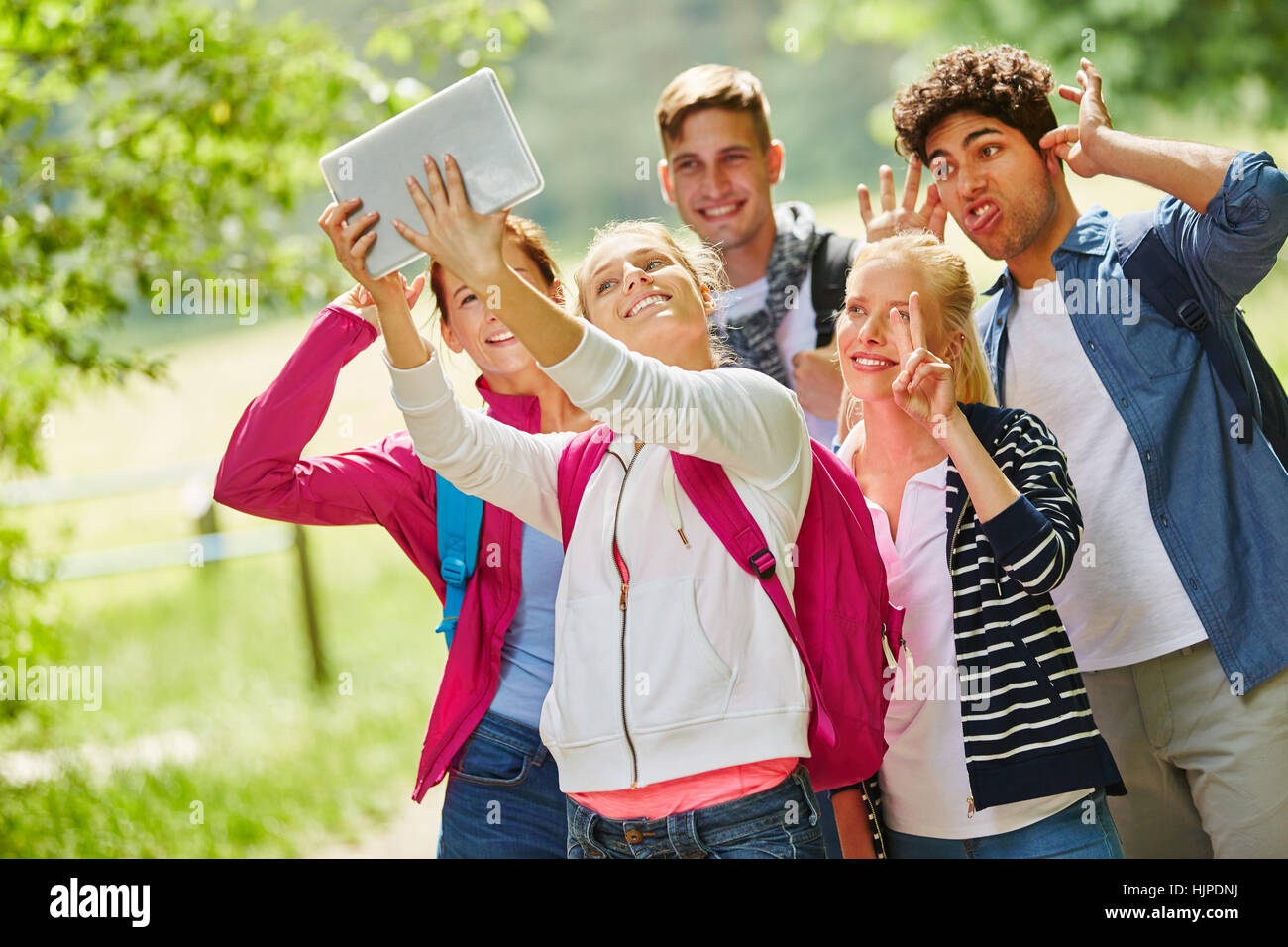 Gruppe von jungen Leuten Spaß haben und dabei eine Selfie albern Stockfoto