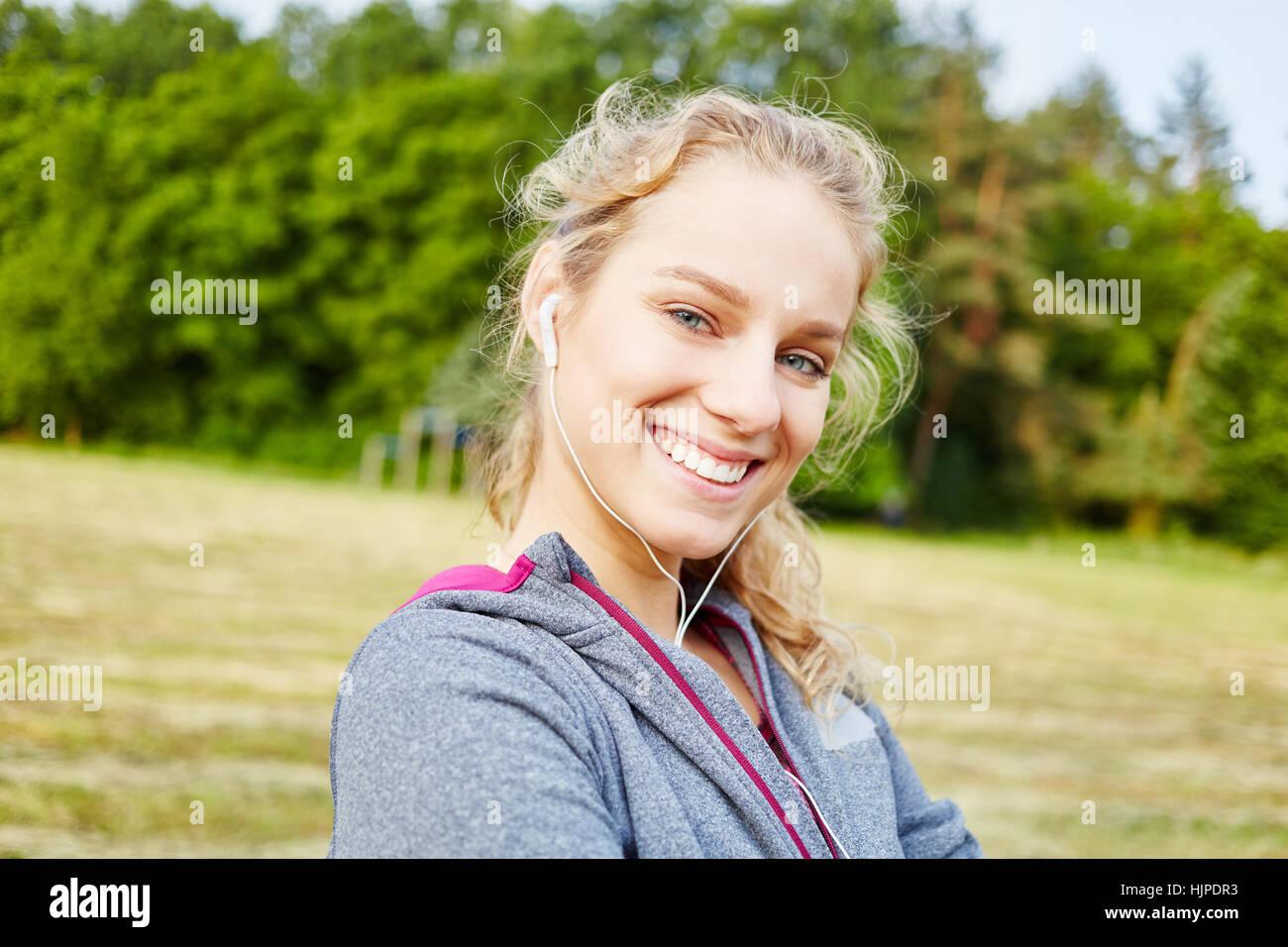 Glücklich lachende Frau am Fitness-Klasse im Sommer Stockfoto