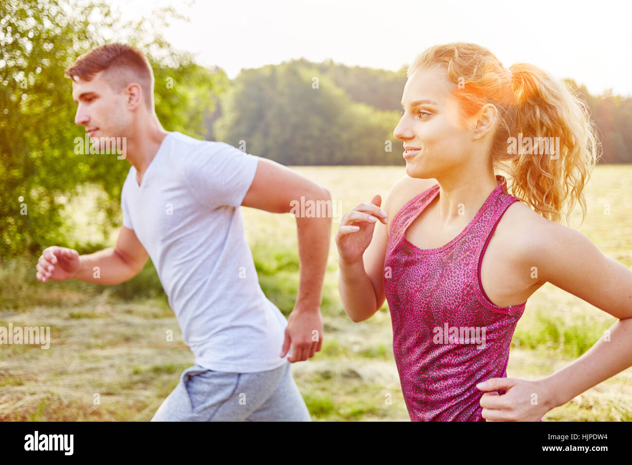 Zwei Teenager gemeinsam Joggen in der Natur Stockfoto