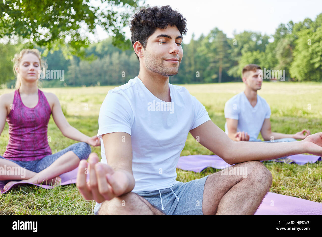 Mann, Yoga und Meditation im Sommer in der Natur Stockfoto