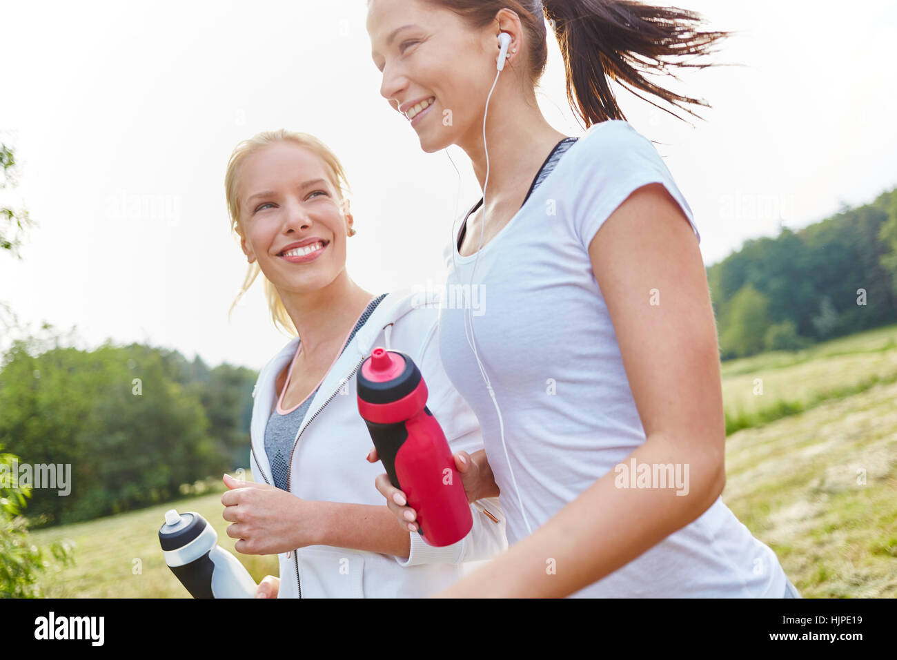 Junge und aktive Frauen, die Sport für eine gute Gesundheit Stockfoto