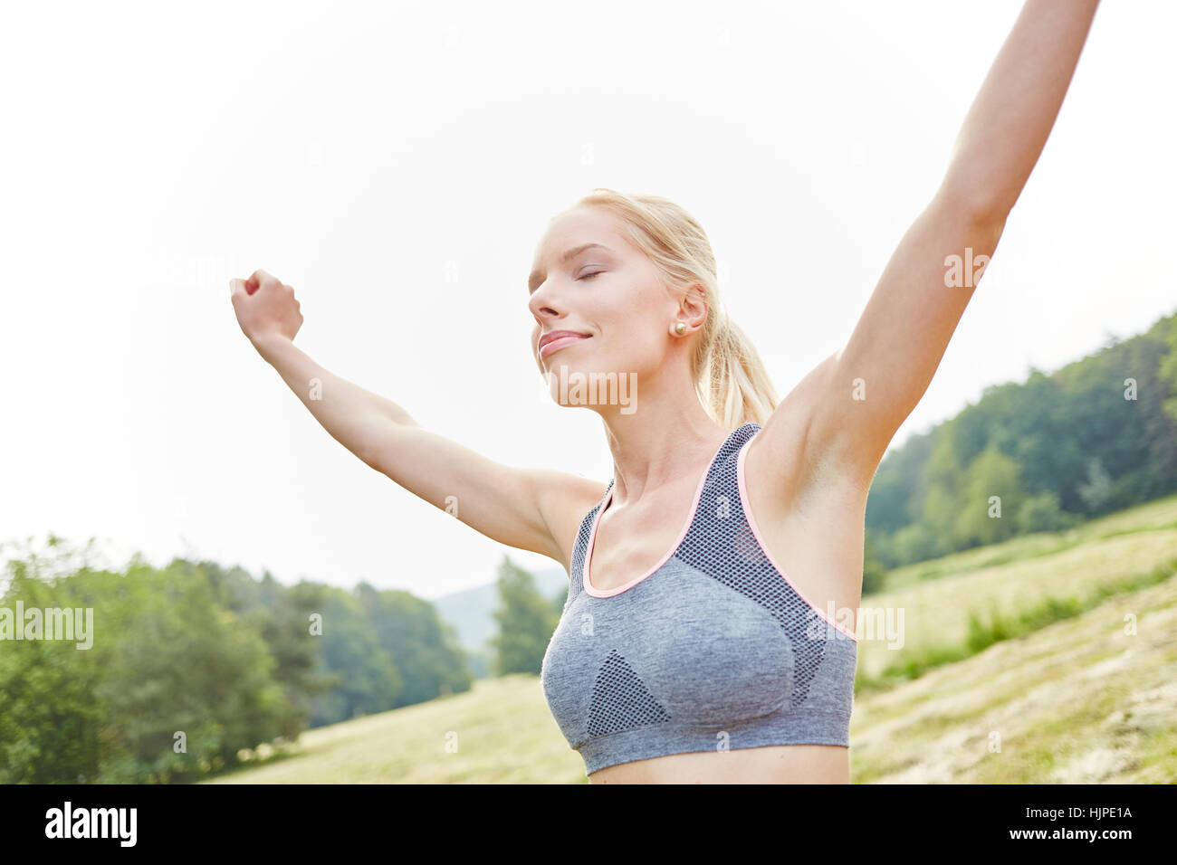 Junge Frau macht Yoga üben und Atmung Stockfoto