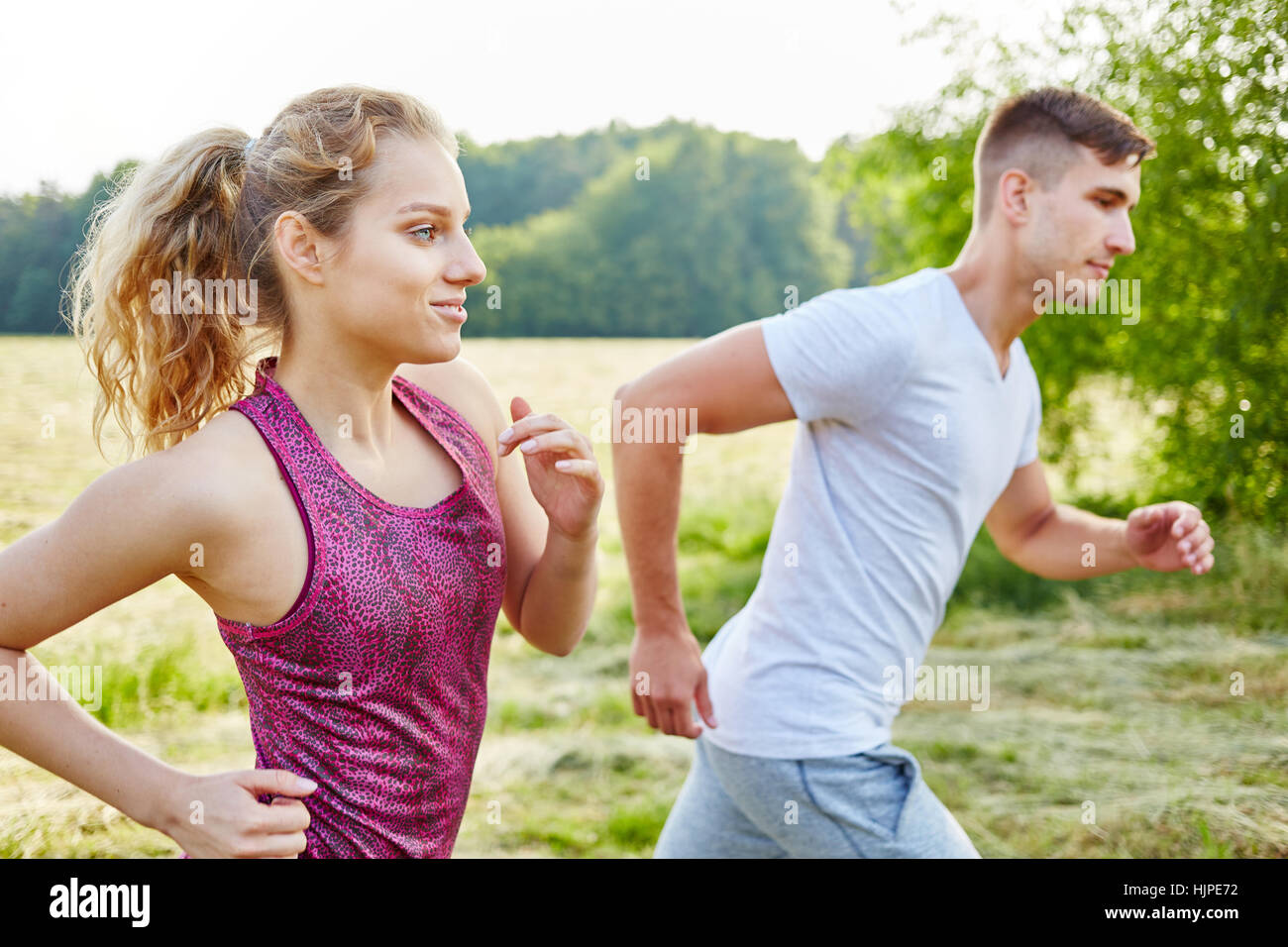 Junges Paar Joggen im Park im Sommer Stockfoto