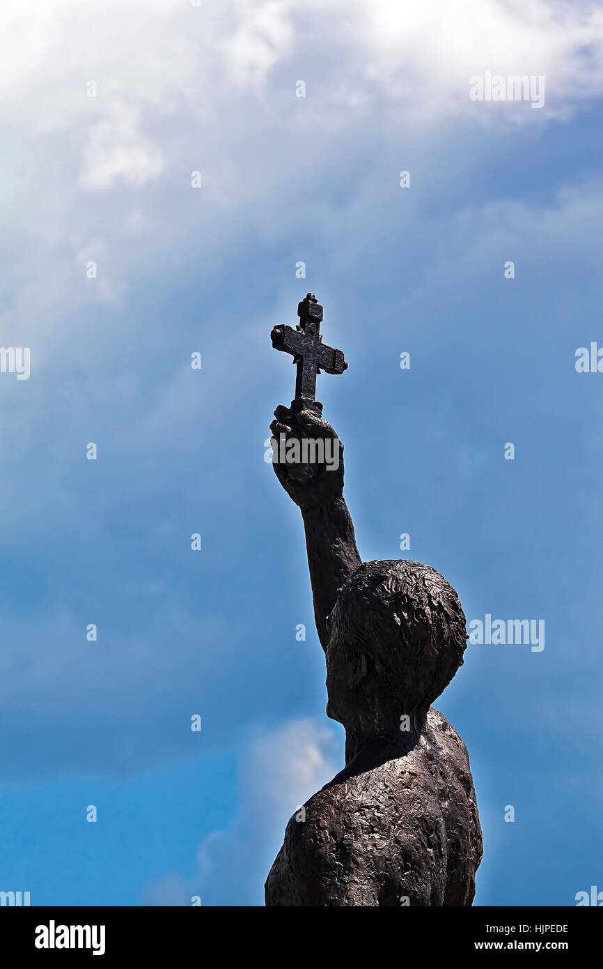 Ohrid, Mazedonien - August.11.2014: Christliche Denkmal vor einem wolkigen Himmel Stockfoto