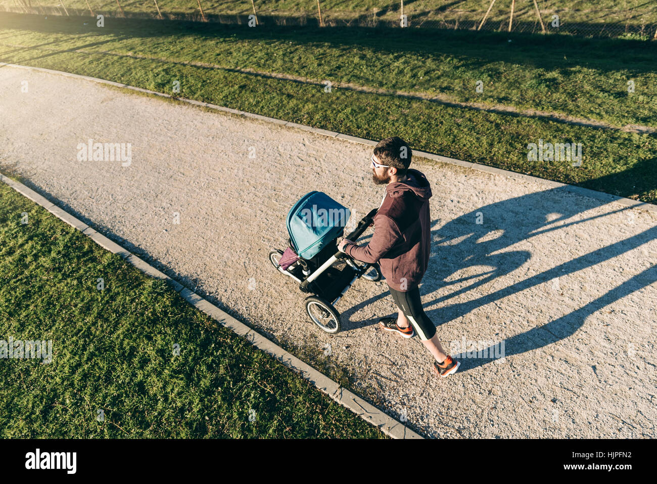 Vater und Sohn im Park spazieren. Familie und Sport-Konzept. Stockfoto